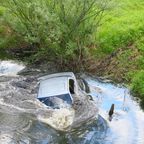 Auto versinkt im Wasser
