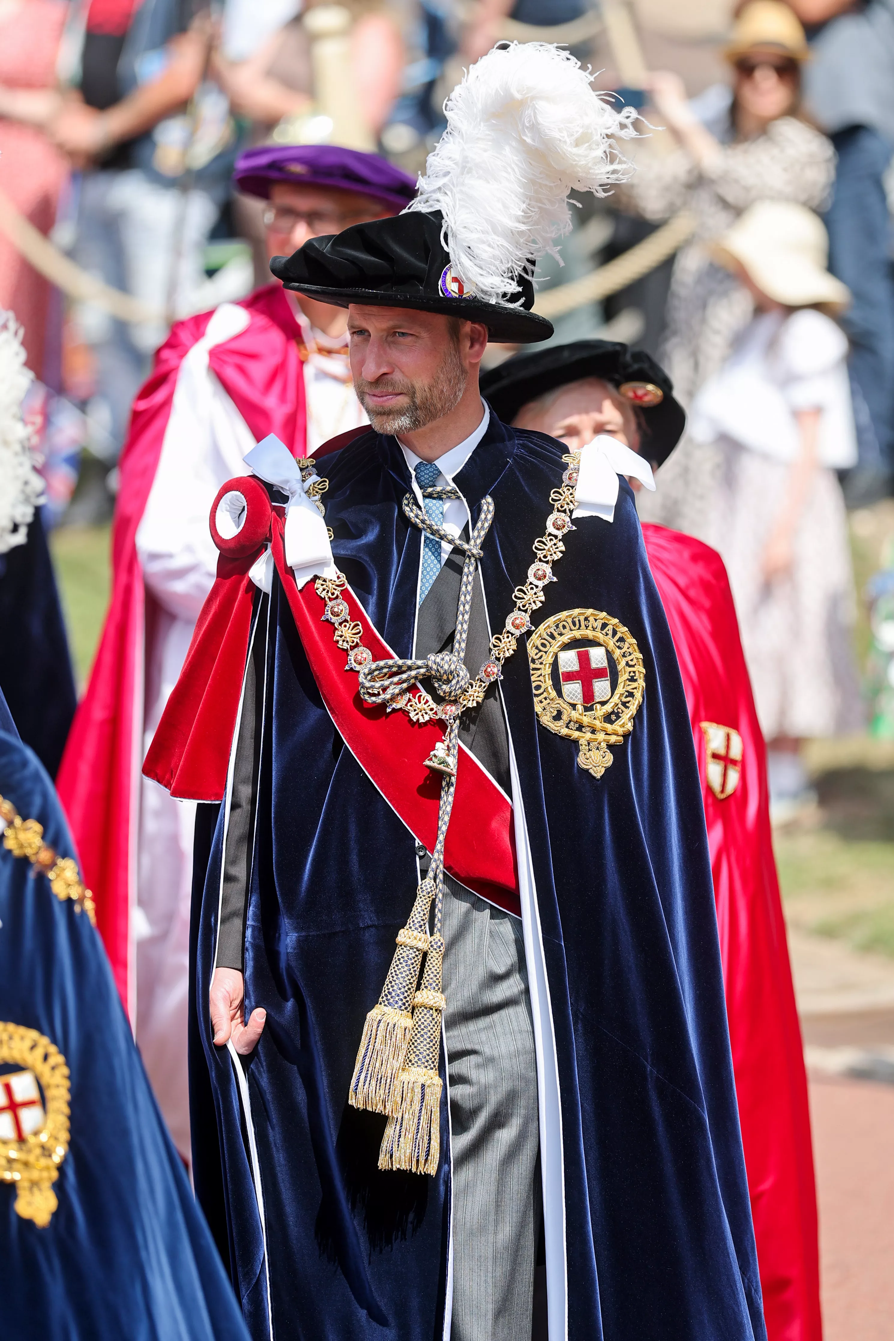 Prinz William darf als Mitglied des Hosenbandordens das traditionelle Samtgewand tragen.