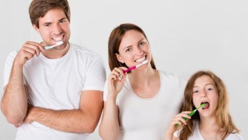 Zähne putzen: Muss man sich abends die Zähne putzen?