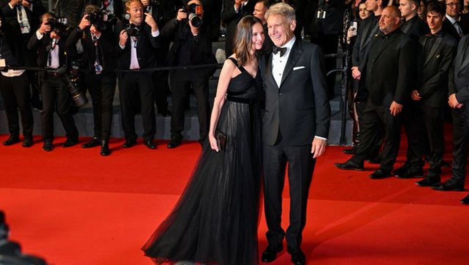 Glamouröser Turtelauftritt – in Cannes hat er nur Augen für seine Frau  