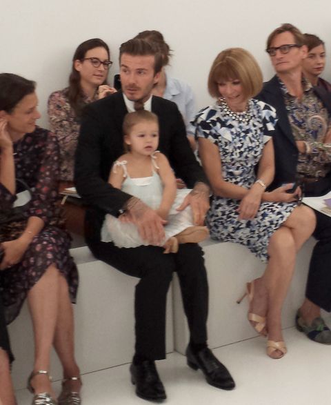 Zusammen mit ihrem Vater David sitzt die kleine Harper in der Front Row von Victoria Beckhams Runway-Show. 