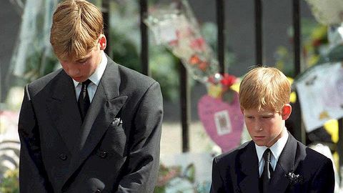 Diana wird mit einem Staatsbegräbnis geehrt. Ihre Söhne laufen hinter ihrem Sarg her, Harry legt einen Brief an „Mommy“ obenauf.