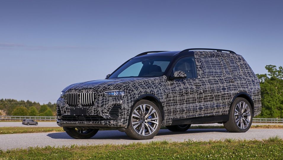 Noch ist der BMW X7 nur als Erlkönig unterwegs. Enthüllt wird das SUV-Flaggschiff der Bayern Ende November.