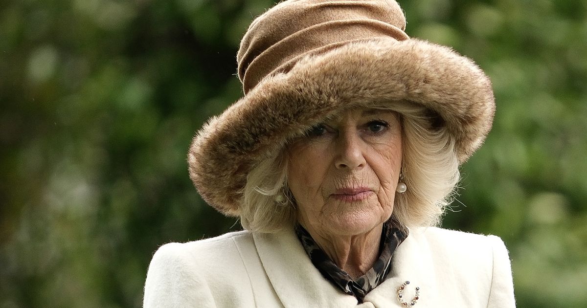 Königin Camilla Eleganter Look, doch alle Blicke sind auf ihren Hut gerichtet