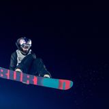 Snowboarder mit einem Red Bull Helm.