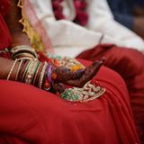 Ein Ehepaar aus Indien unterschreibt einen speziellen Ehevertrag.