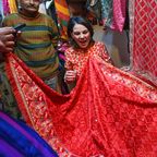 Annalena Baerbock - Farbenfroh und auffällig – Beim bunten Basar in Delhi wird sie eins mit den Stoffen 