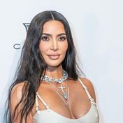 Raspelkurze Haare: Kim Kardashian ist kaum wiederzuerkennen