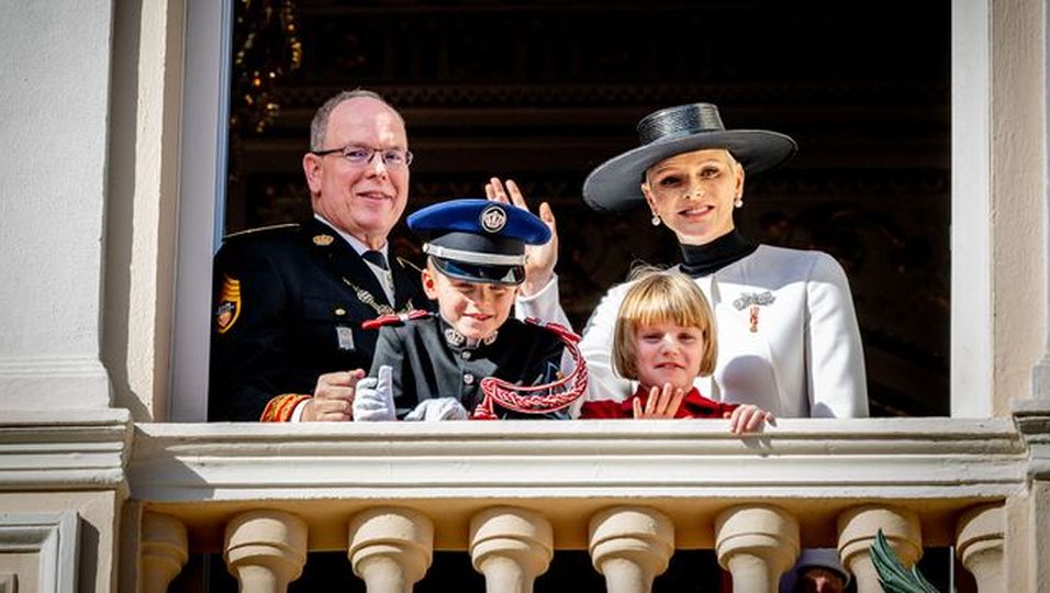 Auf dem Palast-Balkon besiegelt sie ihr Familien-Glück