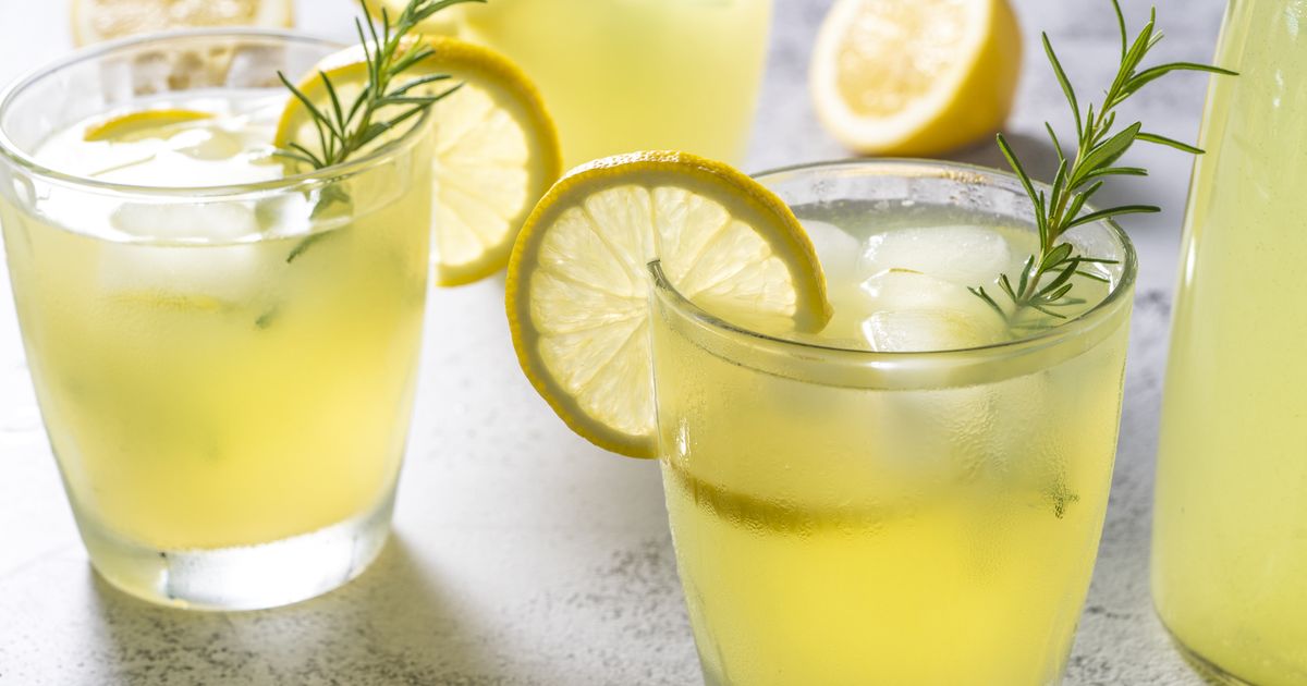 Schon fast gesund So erfrischend ist der Zitrone-Ingwer Spritz Cocktail