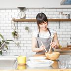 Japanerin in der Küche, Abnehmen, Japan-Diät