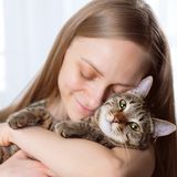 Frau schmust mit Katze