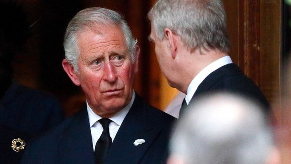 Aus Buckingham Palast geworfen: Er greift hart gegen Prinz Andrew durch