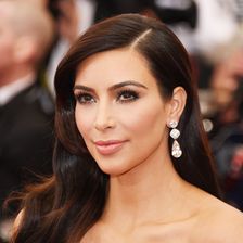 Kim Kardashian in einem schwarzen Kleid.