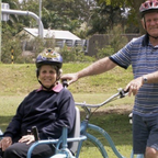 Mann baut besonderes Fahrrad, um Ehefrau mit Alzheimer herumzufahren 