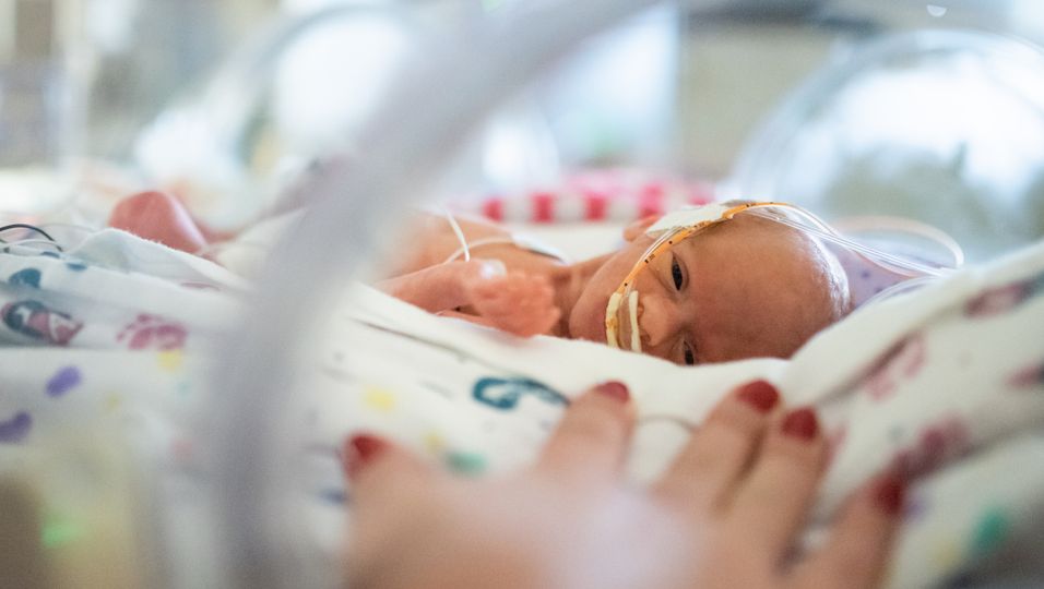 Drue wurde mit 28 Wochen viel zu früh geboren: Eine ganz besondere Hochzeit - auf der Frühgeborenenstation ihrer kleinen Tochter
