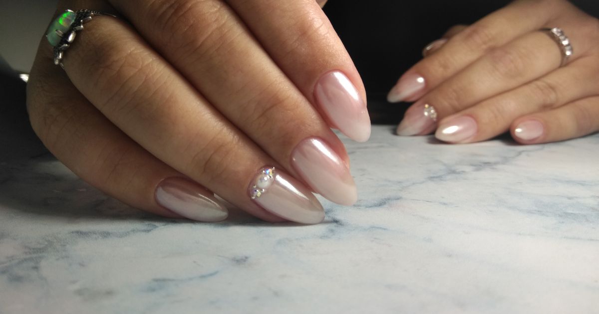 Sommer-Nageltrend Pearl Nails sorgen für einen edlen Perlen-Effekt