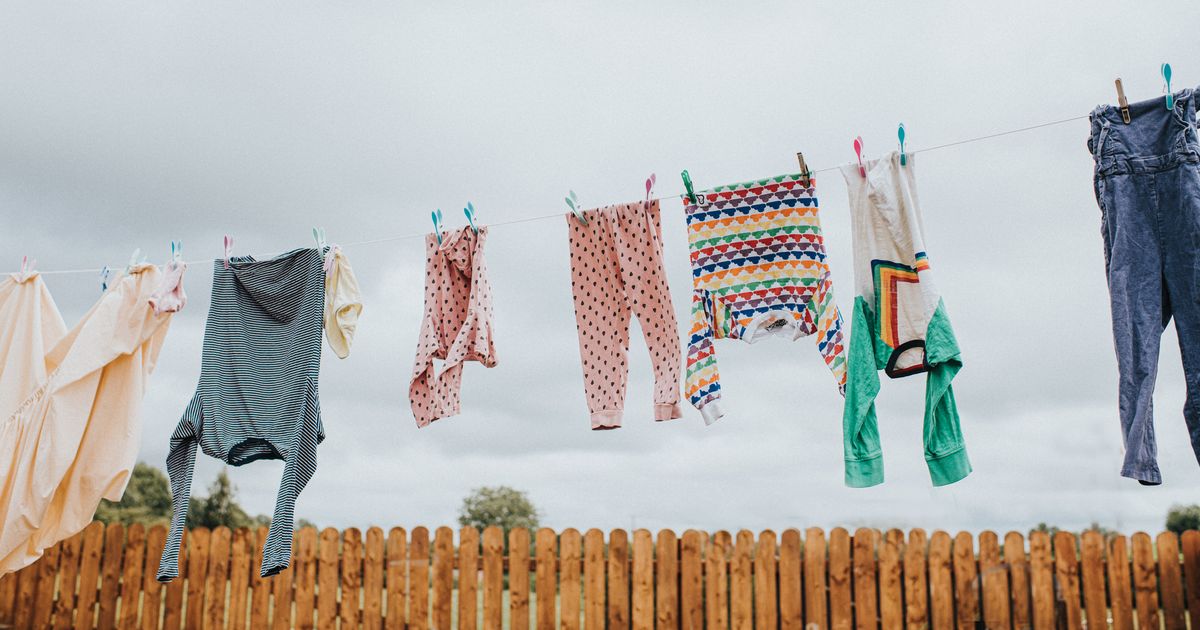 Drinnen oder draußen? Simpler Trick zeigt, wo Wäsche schneller trocknet