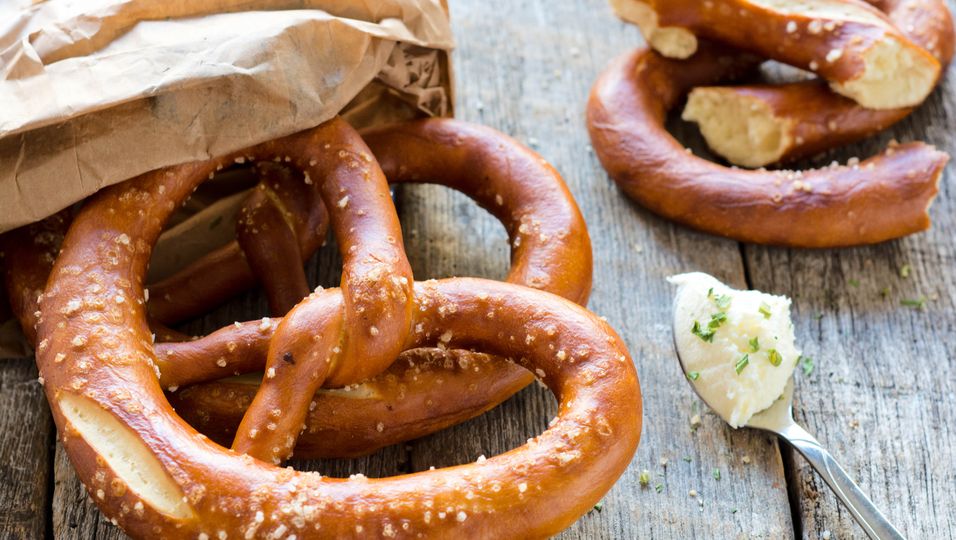 Sind Brezeln vegan? Alle Infos zu dem leckeren Laugengebäck | BUNTE.de