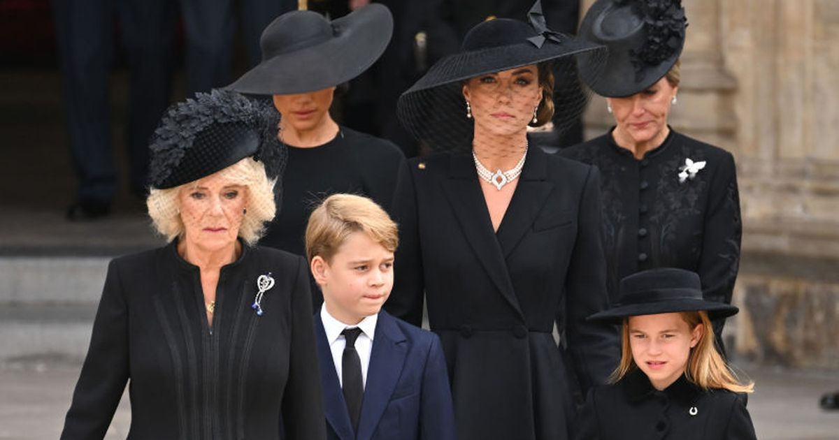 Königin Camilla - Lippenleser enthüllt knallharte Ansage an Kate – während  Queen-Beerdigung