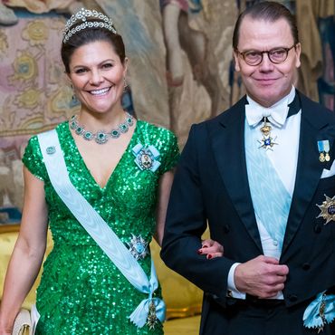 Victoria von Schweden - Im recycelten Luxuskleid funkelt sie von Kopf bis Fuß 