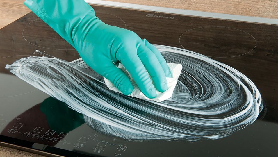 Glaskeramik-Reiniger enthalten Scheuermittel, die Verkrustetes lösen, aber zugleich keine Kratzer in der Herdplatte verursachen.