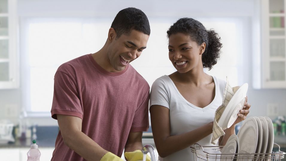 Mann und Frau beim Abwasch in der Küche