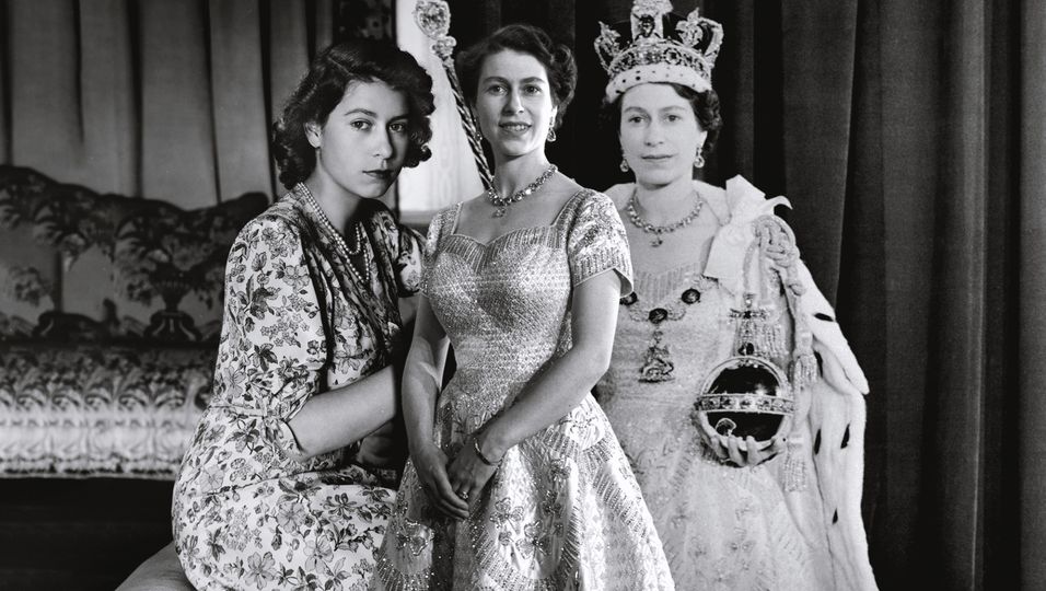 70 Jahre auf dem Thron: Ihre modische Wandlung von der Prinzessin zur Königin bezaubert