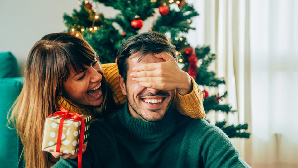 Von romantisch bis ausgefallen: Die besten Weihnachtsgeschenke für den Freund