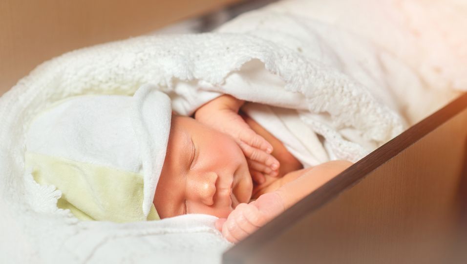 Säugling wird in Sperrmüll "entsorgt" - doch er war noch am Leben
