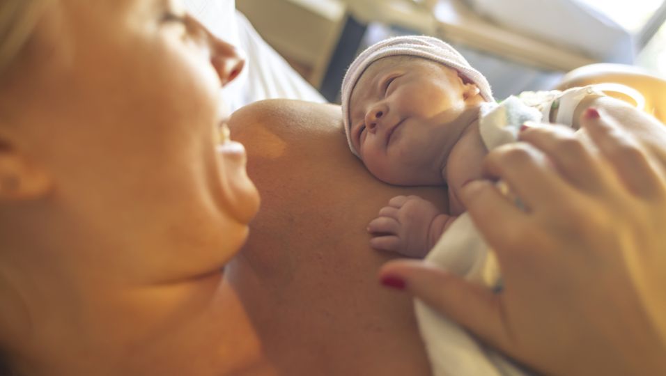 Glückliche Mutter mit Neugeborenem