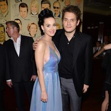 Katy Perry in einem blauen Kleid, John Mayer in einem Anzug.