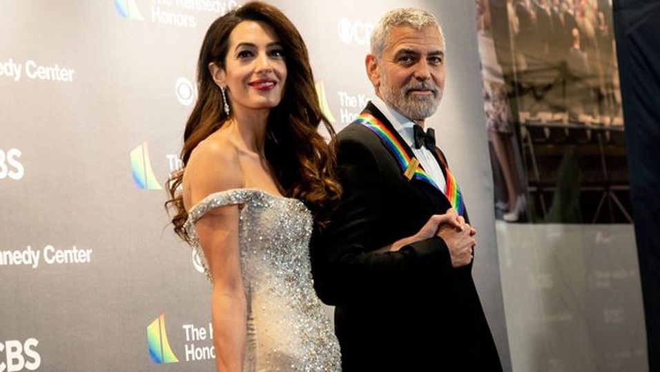 Ehemann George Clooney erhält Preis – doch sie stiehlt ihm im Glitzerkleid die Show