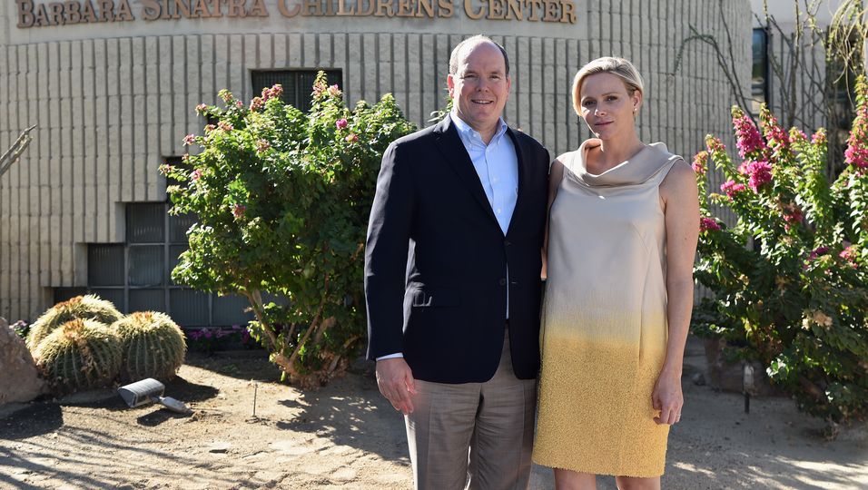 In Vorfreude auf ihre Zwillinge: Albert und Charlène von Monaco. Weiterklicken: Das Paar auf dem Rot-Kreuz-Ball 2014!