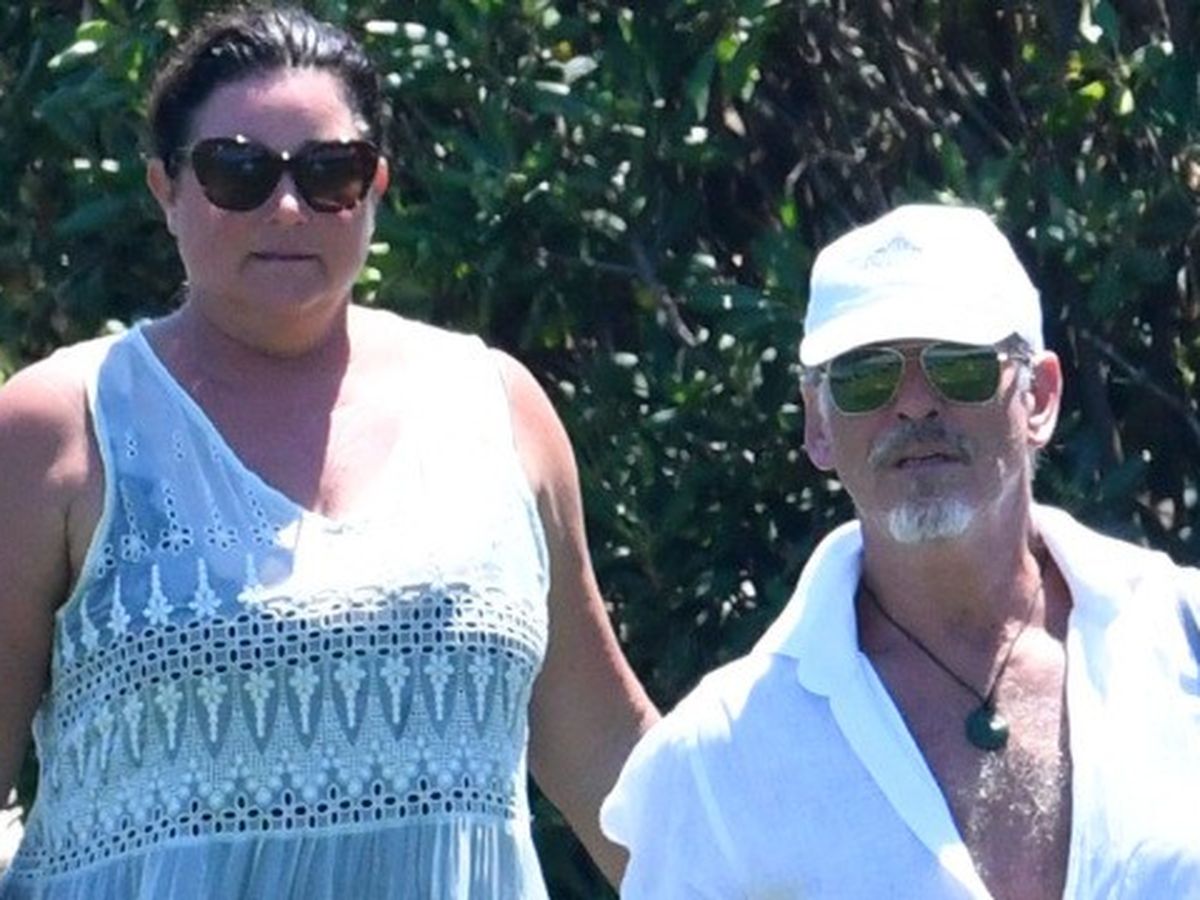 pierce brosnan im badeanzug fuhlt sich seine keely richtig wohl bunte de