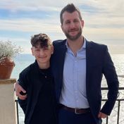 Eine ganz besondere Freundschaft: Selbstlose Spende rettet 12-Jährigem das Leben – und schenkt Peter eine zweite Familie