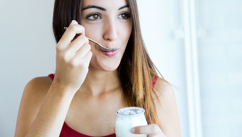 Frau isst Joghurt