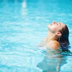 Frau im Pool mit nassen haaren