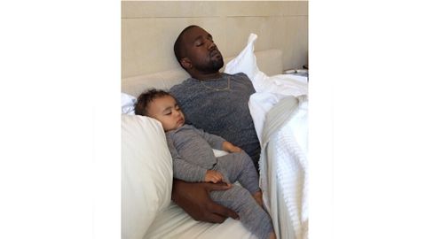 Wie der Vater so die Tochter: Rapper Kanye West und seine kleine North schlafen am liebsten im Partnerlook.