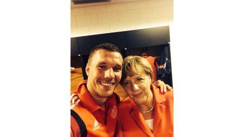 Poldis Selfie mit Frau Merkel