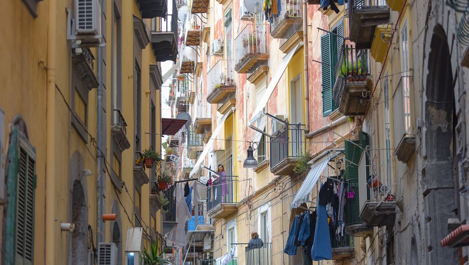 Typische italienische Straße mit Balkonen