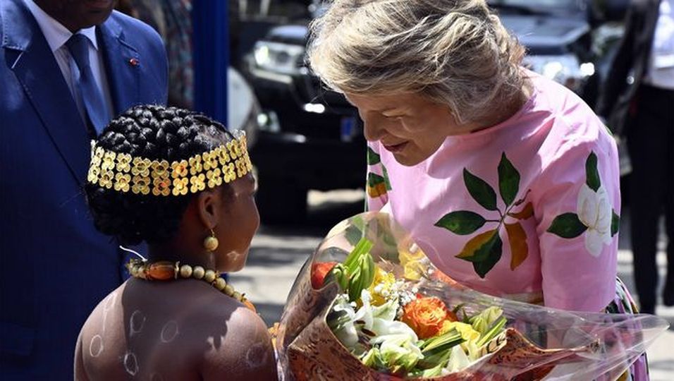 Mathilde von Belgien widmet sich im rosa Blumen-Kleid den Kleinsten ...