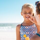 Laut "Öko-Test": Kinder-Sonnenschutz kann Haut grau färben