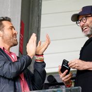 Ryan Reynolds (li.) und Hugh Jackman gut gelaunt auf der Stadiontribüne.