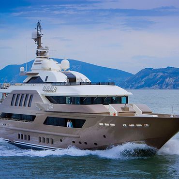 J'Ade von CRN | Komfortable Luxus-Yacht aus Italien