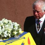 Den Tränen nah: Prinz Charles voller Trauer hinter seinem Sarg