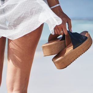 Kleine Frauen aufgepasst: Diese Sommer-Schuhe schummeln uns ein paar cm größer