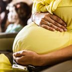  In der 32. Schwangerschaftswoche: Frau bekommt Baby im Flugzeug und gibt ihm passenden Namen 