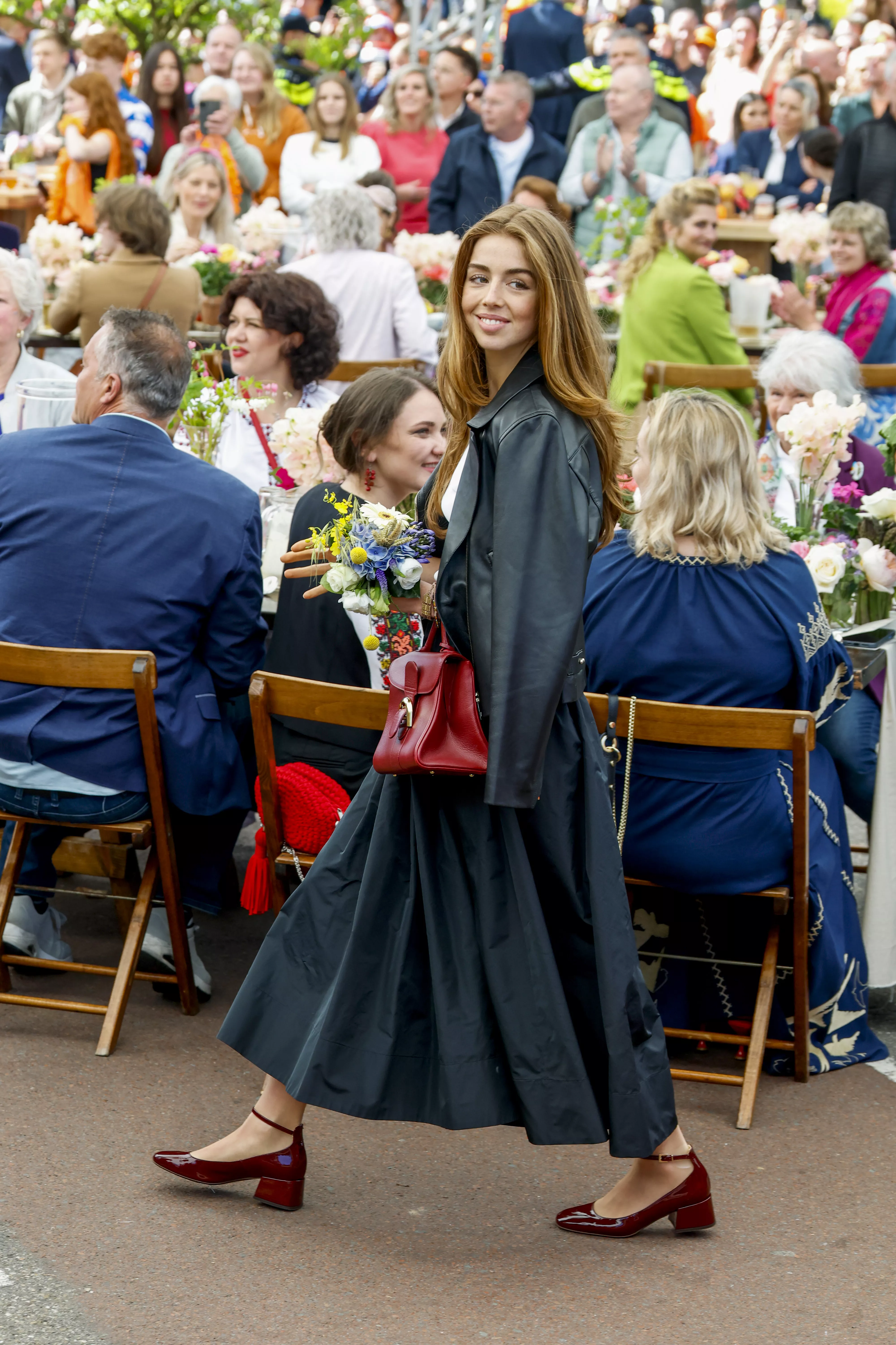 Cooler Stilbruch: Am Königstag setzte Alexia auf klassische Mary Janes und eine rockige Lederjacke.