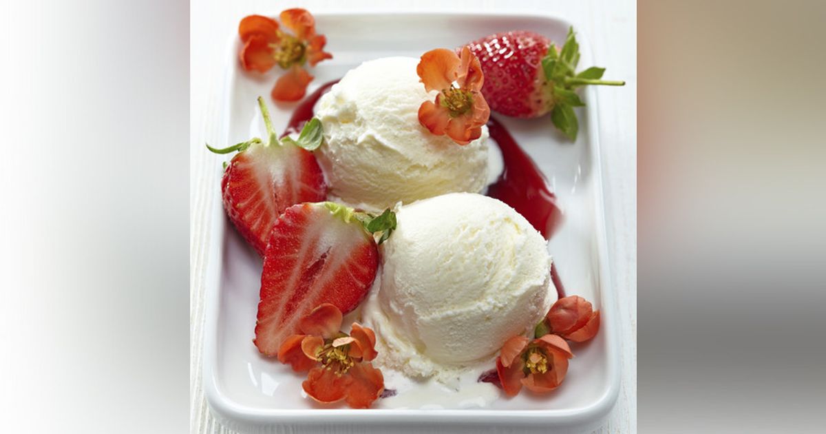 Pochierte Erdbeeren: Mit Vanilleeis und Erdbeergelee kredenzen | BUNTE.de